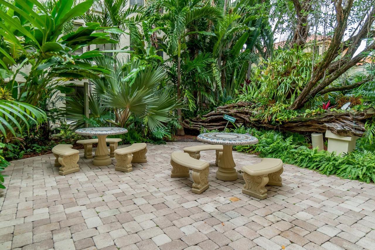 Palm Beach Island Condominiums Экстерьер фото
